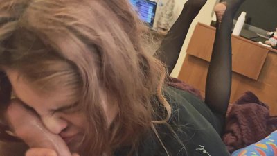 Grlo kurac, raztrgane hlačne nogavice in raztrgane pete lepo spoznati